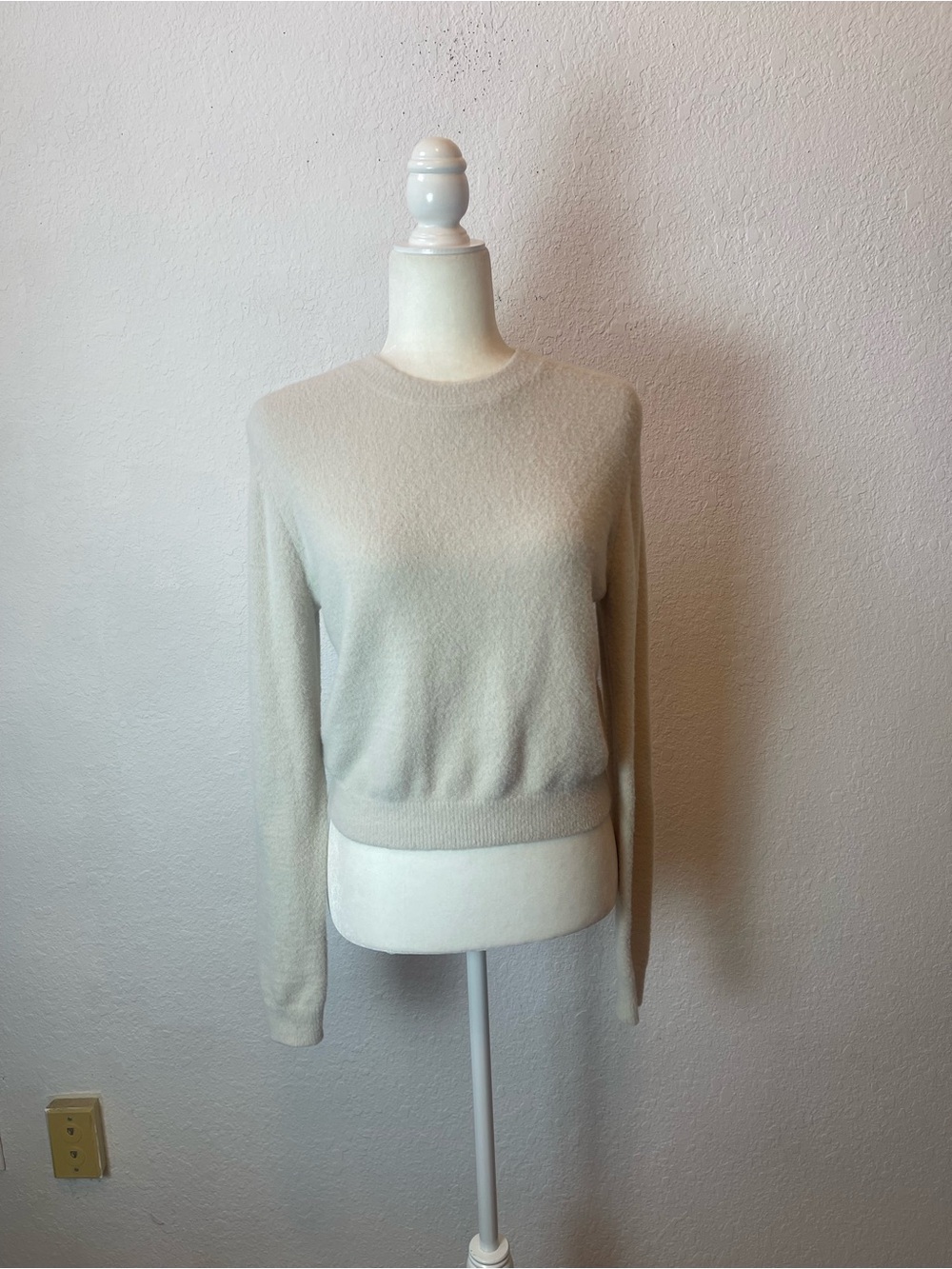 Aritzia wilfed free white cream crewneck sweater size XS